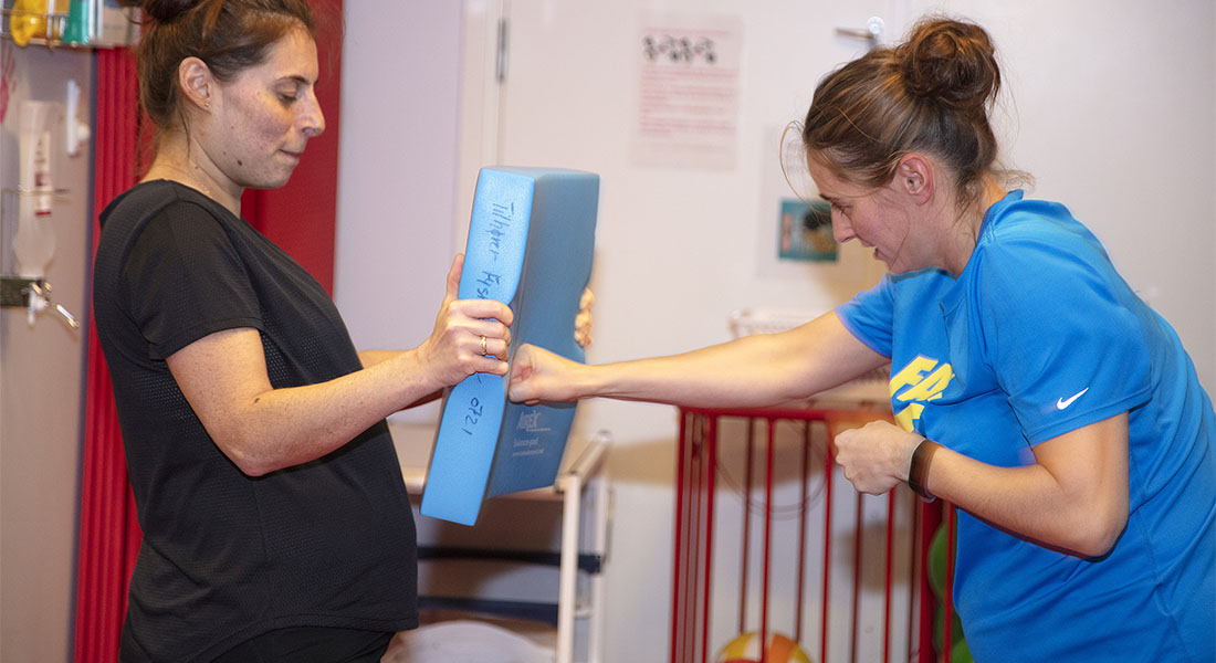 To gravide kvinder laver bokseøvelse i FitMum projektet